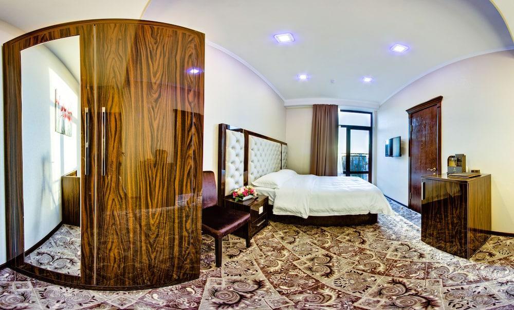 Plaza Hotel בישקק מראה חיצוני תמונה