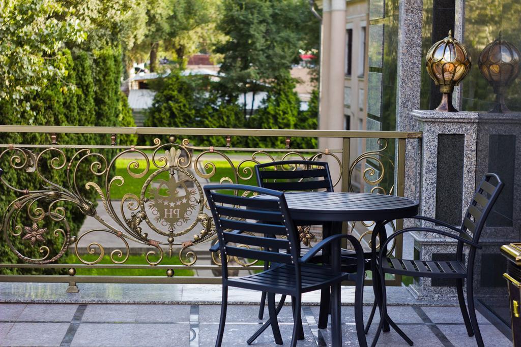 Plaza Hotel בישקק מראה חיצוני תמונה