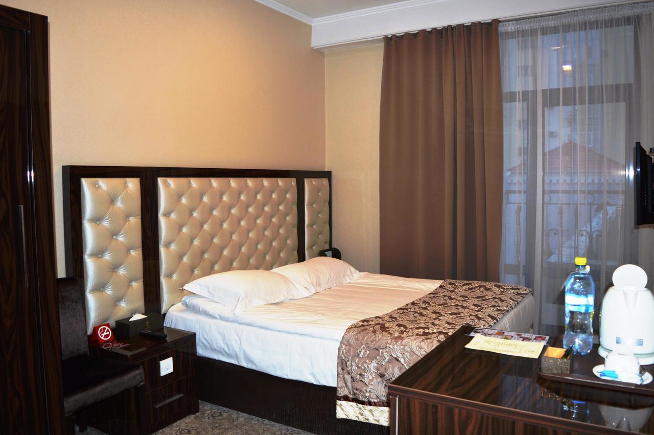 Plaza Hotel בישקק מראה חיצוני תמונה